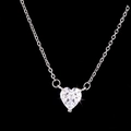 Dettaglio macro del ciondolo a forma di cuore in zircone sfaccettato su catena d'argento - Cuore Sfaccettato in Zirconia (DZ12647-KD-01)