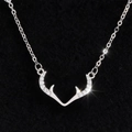 Dettaglio pendente corna di cervo argento con pietre su velluto nero - Stile Corna di Cervo (DZ12294-KD-01)