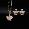 Vista macro del conjunto de joyas de corona dorada con circones de pera sobre fondo negro - Juego de Collar y Pendientes de Corona (DZ11008ED10448)