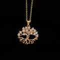 Dettaglio del ciondolo Albero della Vita dorato con zirconi brillanti su sfondo nero puro - Stile Singolo Albero Della Vita Oro (DZ14547)