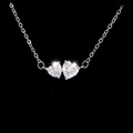 Vista macro del ciondolo a doppio cuore in zirconia su una fine catena d'argento - Doppio Cuore Fianco a Fianco (DZ12648-KD-01)
