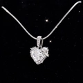 Primo piano dettagliato del ciondolo a cuore in zircone argento su catena a serpente - Cuore Grande Singolo Catena a Serpente (DZ12098-KD-01)