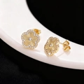 Vista de detalle de pendientes de flor dorada con cristal central y diamantes finos - Pendientes de Botón de Flor (ED13857)
