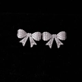 Dettaglio macro di orecchini a fiocco in argento con zirconi cubici scintillanti - Stile Fiocco Argentato (ED13795-KD-01)