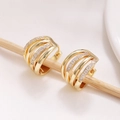 Orecchini a cerchio placcati in oro con tre file di zirconi micro-incastonati paralleli - Stile con Tre File di Archi Metallici (EK13570)