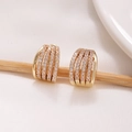 Lussuosi orecchini a cerchio in oro con cinque file di zirconi cubici dal design geometrico - Stile Pavé a Cinque File (EK13569)