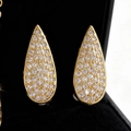 Elegantes pendientes de gota dorados con circonitas blancas en una caja de regalo negra - Pendientes de Botón de Gota de Agua (ED12011)