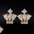 Elegantes pendientes de corona dorada con brillantes circonitas cúbicas en forma de pera - Pendientes de Botón de Corona (ED10448)