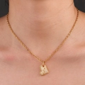 Goldene Halskette mit Zirkonia-Herzanhänger an einer Gliederkette, von Model getragen - Gold