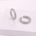 Dettaglio macro dei cerchi in argento con zirconi incastonati e texture a cuore - Argento (EK11169-KD-01 Bianco K)