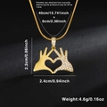 Collana con ciondolo a cuore in finitura dorata e zirconi su catena a serpente - Stile Gesto Mani Cuore (XL10565)