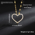 Dettaglio della collana cuore in oro 18k con zirconi e dimensioni del pendente - Stile Contorno Cuore Pavé (XL10842)