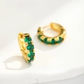 Επίχρυσα σκουλαρίκια κρίκοι με πέντε πράσινες ζιργκόν πέτρες στρογγυλής κοπής - Πράσινο Ζιρκόνιο (EK11260) / Χρυσό Πράσινο