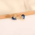 Macro di orecchini a cuore in oro con zircone blu e dettaglio di fiocco raffinato - Blu