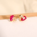 Macro di orecchini a fiocco dorati con pietra a cuore rosso e zirconi luccicanti - Rosso rosa