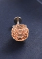 Dettaglio macro del piercing labret in zirconia champagne con taglio ottagonale e retro piatto - 6mm / Champagne