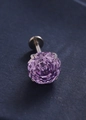Macro di un piercing labret con cristallo viola taglio millennio e castone a 4 griffe - 6mm / Violetta