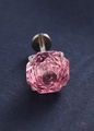 Macro di un piercing labret con cristallo rosa taglio ottagonale su sfondo scuro - 6mm / Rosa Padparadscha