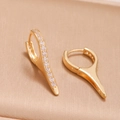 Orecchini a cerchio dorati con pendenti in zircone in una scatola regalo di lusso - bianco dorato