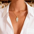 Elegante collana con ciondolo a foglia dorata e zirconi bianchi indossata da modella - Stile a Forma di Foglia (DZ14096-01)