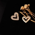 Eleganti orecchini a lobo a cuore dorati con pavé di cristalli e bordi a spirale - Bordo a Corda Intrecciata Pavé Oro (ED13961)