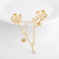 Detail einer vergoldeten Pflaumenblüten-Brosche mit Zweigstruktur und Sicherheitsnadel - Pflaumenblütenzweig-Stil (MY12676) / Gold