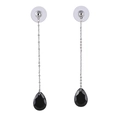 Detalle de pendientes largos lineales con cristales negros en forma de gota y cadenas de plata - Negro