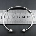Dettaglio del bracciale rigido in acciaio argento con diametro interno di 6 cm - Diametro Esterno 60mm (YB-219)