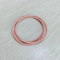 Bracelets à ressort en spirale triple épaisseur or rose sur fond bois clair - Or Rose Foncé