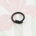 Detalle de anillo abierto de cable de acero inoxidable negro con extremos cilíndricos - Talla 7 / Negro