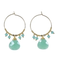 Detalle de pendientes de aro bohemios dorados con piedras facetadas de aventurina verde - Chapado en Oro Azul Verdoso