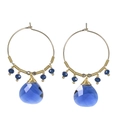 Detalle de pendientes de aro dorados con gota de piedra azul facetada y alambre enrollado - Bañado en Oro Azul Oscuro