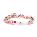 Détail du bracelet en perles de métal or rose avec perles d'eau douce et une perle rouge - Or Rose Avec Perle d'Eau Douce