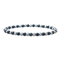Makroaufnahme von elastischem Armband mit glänzenden blauen und mattierten Silberperlen - Blau (YB-915-BLU)
