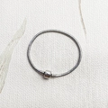 Dettaglio del bracciale a maglia serpente in acciaio lucido con chiusura a barilotto - Stile Base (Venti)