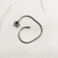 Dettaglio catena a serpente in acciaio argentato con chiusura a bariletto quadra - Stile Base (Ventuno)