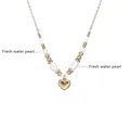 Détail d'un collier en or avec perles d'eau douce et pendentif cœur poli brillant - Collier Seul / Blanc (Collier de Perles d'Eau Douce)