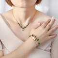 Parure de bijoux cœur plaqué or avec perles vertes, collier et bracelet portés sur modèle - Collier + Bracelet / Parure Agate Verte