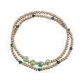 Detalle de pulsera de doble capa con cuentas doradas y cristales verdes tallados - Conjunto en Capas (YB1015-1016-GRN-set) / Verde