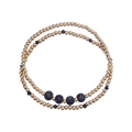 Detalle de la pulsera elástica de doble capa con cuentas doradas y cristales negros - Conjunto en Capas (YB1015-1016-BLK-set) / Negro