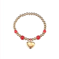 Détail d'un bracelet de perles dorées avec touches rouges et grand pendentif en cœur - Rouge (Bracelet d'Agate Rouge)