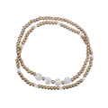 Detalle de pulsera elástica con cuentas de acero dorado y detalles de cristal blanco - Conjunto en Capas (YB1015-1016-WHT-set) / Blanco