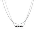 Dettaglio della collana a doppio strato argento con catena stellata e perle cilindriche - Argento Nero (YN1036S-BLK)