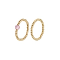 Detalle de set de anillos de cuentas doradas con cristal rosa facetado sobre fondo blanco - Conjunto de Dos Piezas Rosa