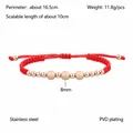 Dettaglio macro del bracciale in corda rossa intrecciata con perline in acciaio oro rosa - Perlina in Oro Rosa da 8mm (YB-1031-RG)