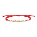 Primer plano de pulsera de cuerda roja tejida con cuentas de oro mate y nudo corredizo - Oro Rosa (8mm)
