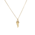 Gros plan d'un pendentif piment doré avec détails texturés sur une fine chaîne dorée - Cornicello (YN1110-G) / Or