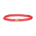 Detalle de pulsera de cuentas Heishi rojas con una pieza central de metal dorado - Rojo (YB1131-RED)