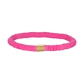 Vista macro de las cuentas heishi rosa de arcilla polimérica y separador dorado en la pulsera - Fucsia (YB1131-FUS)