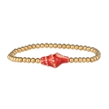 Detalle de pulsera de cuentas doradas con colgante de concha roja de textura cerámica - Dorado Rojo Caracola (YB1117G-RED)